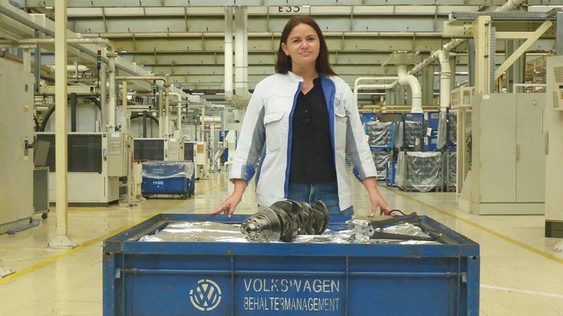 Doamna Mirela Nowak cu ambalajele de depozitare pe termen lung la VW 