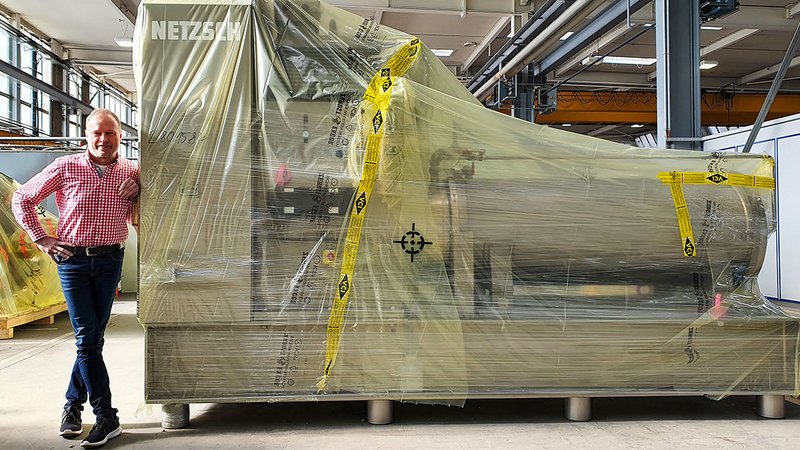 O mașină învelită în folie ICB. Lângă ea se află Hans-Jürgen Glettner, directorul de operațiuni al Netzsch-Feinmahltechnik GmbH din Selb